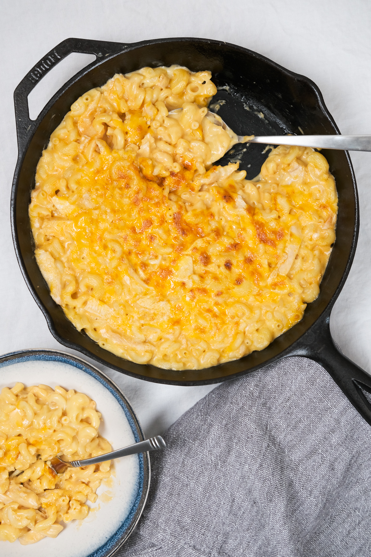 buffalo mac and cheese in a skillet