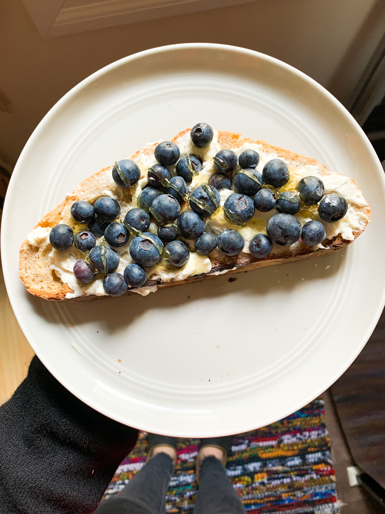 easy snack idea toast with cream cheese and berries