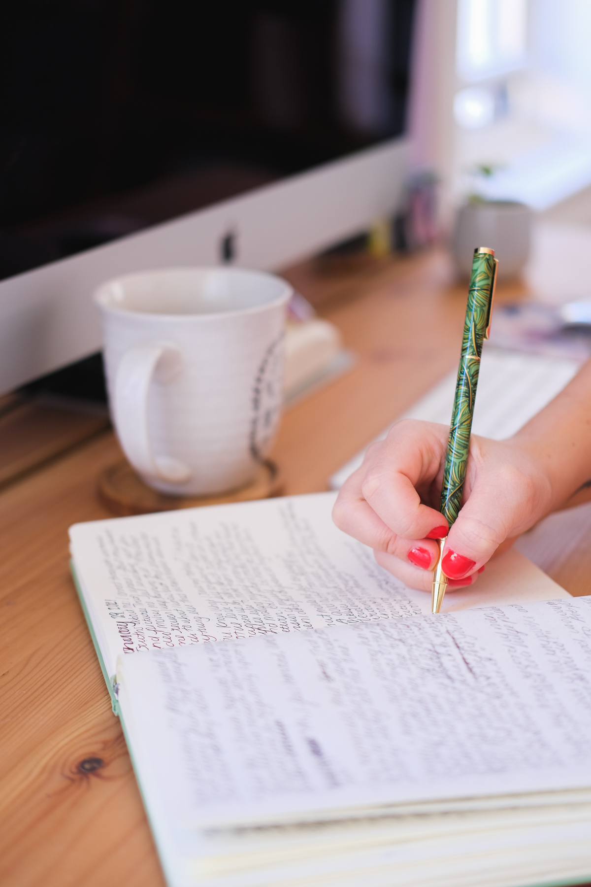 Here’s Why You Should Start A Journal + 25 Prompts